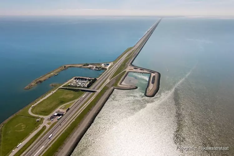 Afsluitdijk (A7) hele avond en nacht dicht vanwege spoedwerkzaamheden aan verzakte damwand