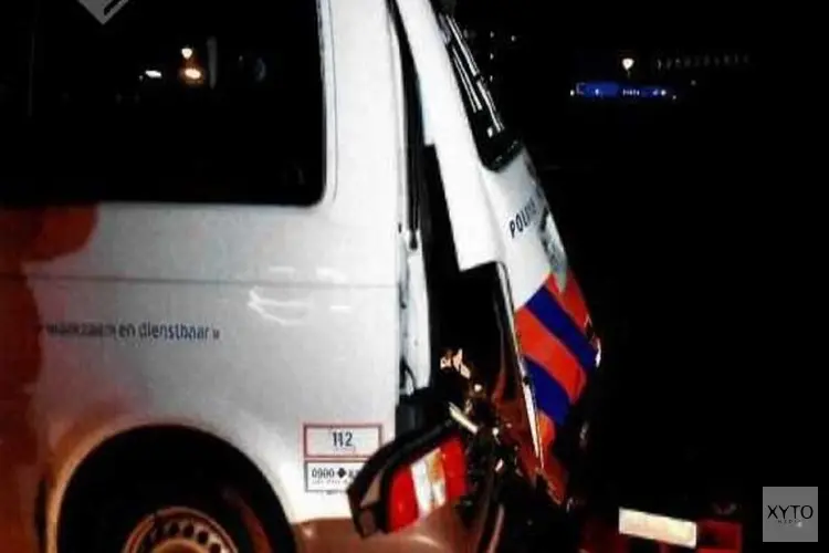 Getuigen gezocht vernieling politieauto met vuurwerk