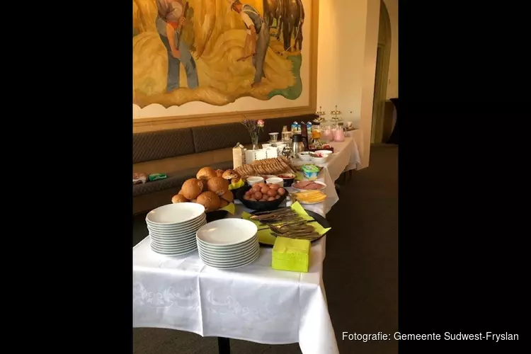 Kinderen basisschool de Reinbôge ontbijten met burgemeester