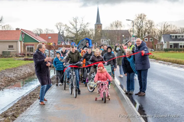 Het nieuwe fietspad bij Nijland is feestelijk geopend